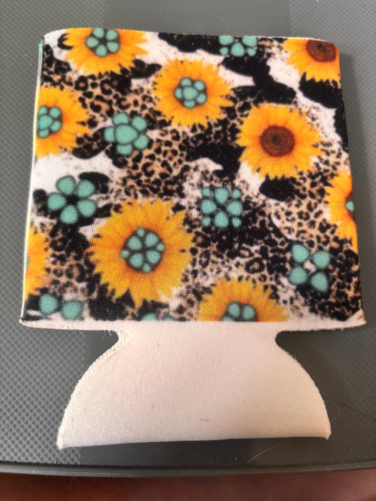 Flowers with turquoise and cheetah print Can koozie